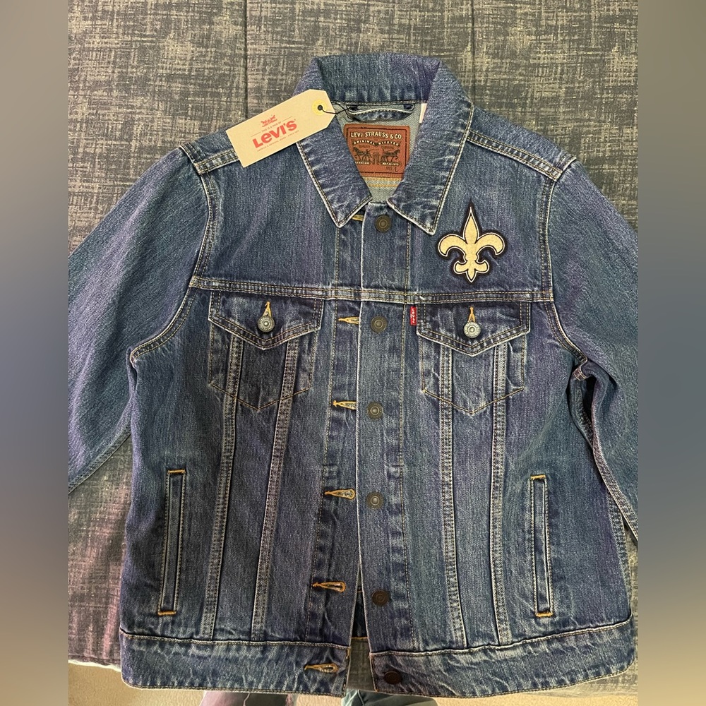 Unisex Levi’s Jackets
Licensed NFL, NBA and MLB Sport Teams Levi Jackets $75 - Picture 2 of 9